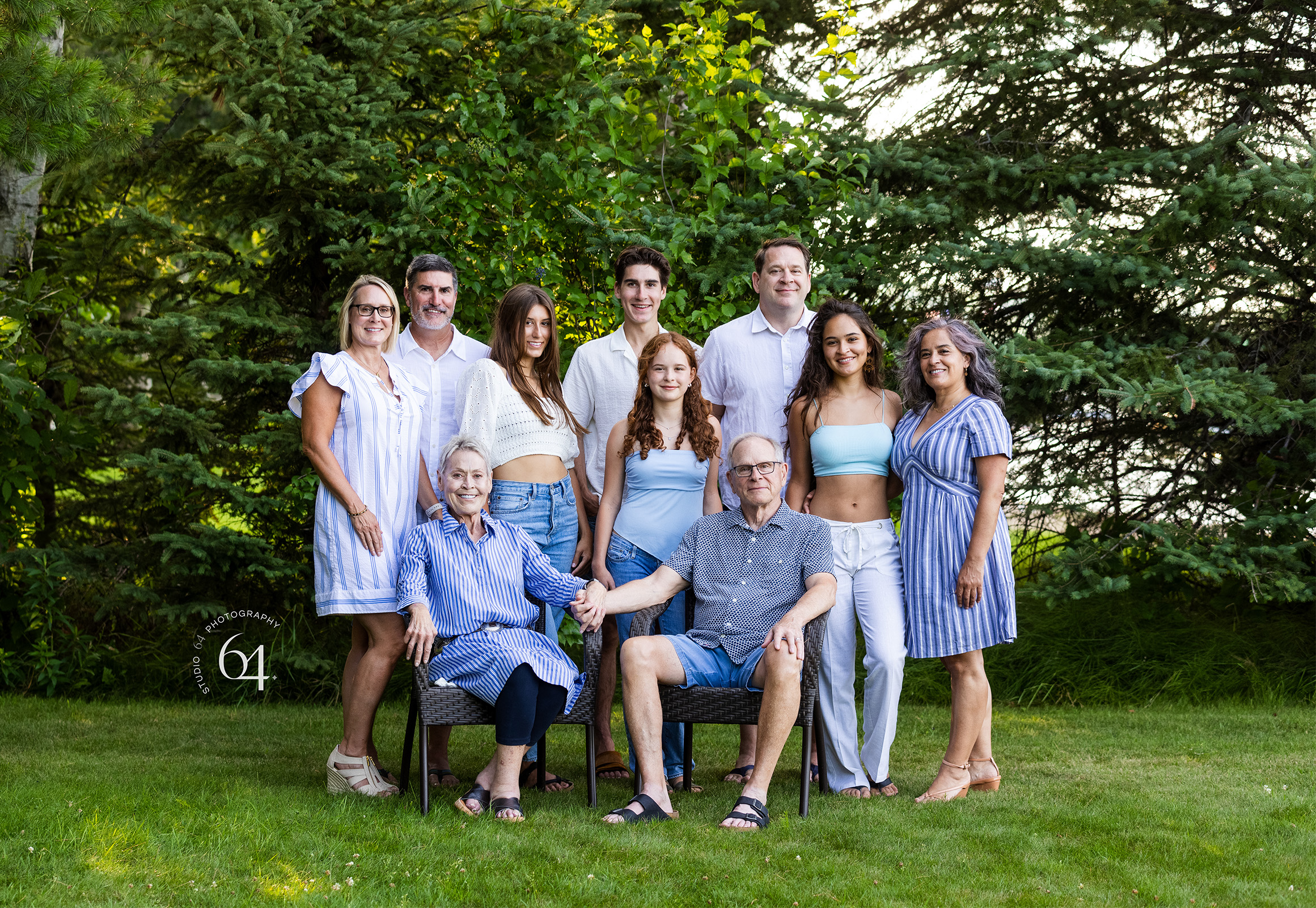 Extended Family Portraits On Ten Mile Lake outdoors in Hackensack, MN during the summer time.